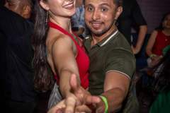 amigos-bailando-bachata-en-bachamambo