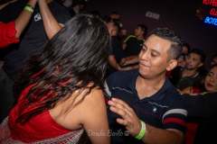 pareja-en-el-escenario-bailando-salsa