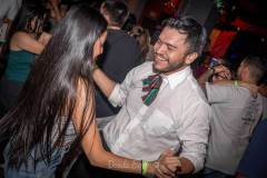 pareja-joven-bailando-salsa-en-yucatan