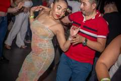 grupo-de-parejas-bailando-bachata-nayelli