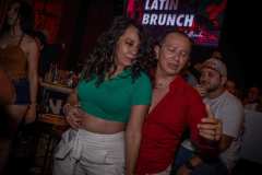 pareja-bailando-en-pista-de-salsa