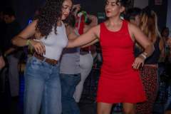 grupo-de-parejas-bailando-salsa-en-merida-2025